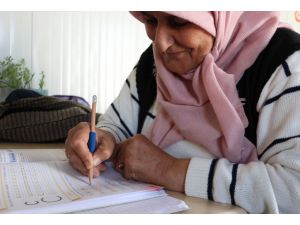 Enkazdan çıkarılan yaşlı kadın konteyner kentte okuma yazma öğrendi