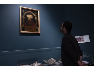 Fatih'in Londra'da sergilenen ünlü portresinin üzerinde "Dünyanın Fatihi" yazıyor