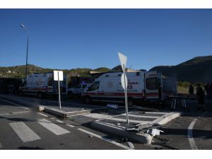 Kayseri'de tır ile işçi servis midibüsünün çarpıştığı kazada 33 kişi yaralandı