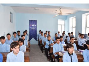 TİKA Herat Ofisi'nden şehrin önde gelen okuluna sıra ve masa desteği