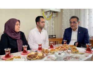 Bakan Dönmez, Eskişehir'in Han ilçesinde evi doğal gaza kavuşan aileyi ziyaret etti: