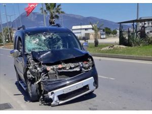 Mersin'de hafif ticari araçla çarpışan elektrikli bisikletteki 2 kişi öldü