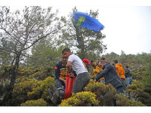 GÜNCELLEME - Fethiye'de rüzgarda sürüklenen yamaç paraşütçülerine ve beraberlerindeki yolculara ulaşıldı