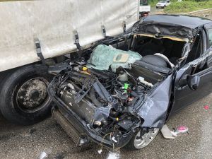 Bursa'da tıra arkadan çarpan otomobilde bulunan 2 kişi ağır yaralandı