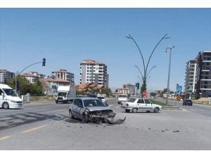 Malatya'da iki otomobilin çarpıştığı kazada 6 kişi yaralandı