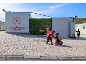 Kültür ve Turizm Bakanlığınca Malatya'da kurulan konteyner kente aileler yerleştiriliyor