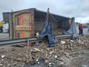 Tuzla'da devrilen hafriyat kamyonunun sürücüsü yaralandı