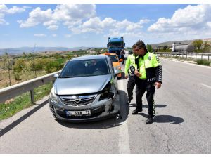 Kırıkkale'de otomobille tırın çarpıştığı kazada 3 kişi yaralandı