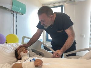 Vücudunun büyük bölümü yanan Iraklı 8 yaşındaki kıza Antalya'da estetik operasyon