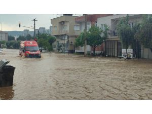 Adana'nın Kozan ilçesinde sağanak nedeniyle bazı evleri ve iş yerlerini su bastı
