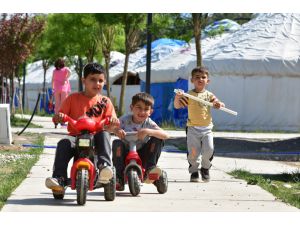 Kahramanmaraş'ta depremzedeler "Dayanışma Obası"nda sosyal hayata uyum sağlamaya çalışıyor