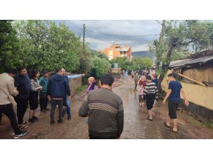 GÜNCELLEME - Adana'nın Kozan ilçesinde sağanak nedeniyle bazı evleri ve iş yerlerini su bastı