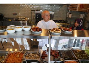 Depremde lokantası yıkılan Ali şef, yöresel lezzetleri yeni yerinde müşterilerine sunuyor