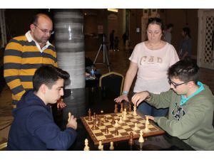 Aile boyu satranç turnuvalarında yarışıyorlar