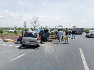 Konya'da kamyonet ile otomobilin çarpıştığı kazada 5 kişi yaralandı