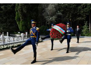 Azerbaycan Cumhurbaşkanı Aliyev, Haydar Aliyev'in mezarını ziyaret etti