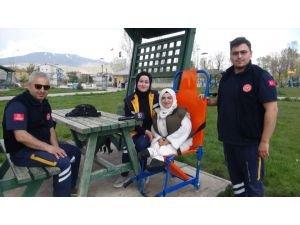 Bitlis'te sağlıkçılar, cam kemik hastası kızı, isteği üzerine Van Gölü sahiline götürdü