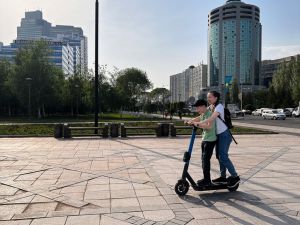 Kazakistan’da trafikte elektrikli skuter kullanmak isteyenlere ehliyet şartı getirildi