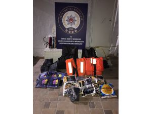 İzmir'de 3 zanlı "göçmen kaçakçılığı" suçundan tutuklandı