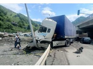 Artvin'de 3 aracın karıştığı kazada sürücüler yaralandı