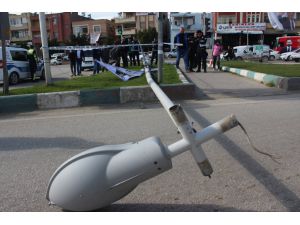 Adana'da elektrik direği otomobilin üzerine devrildi: 2 yaralı