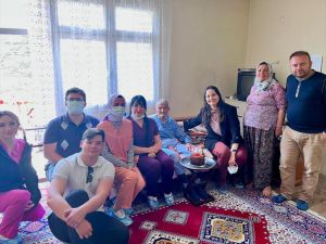 Isparta'da sağlık çalışanlarından, 105 yaşına giren kişiye doğum günü sürprizi