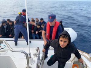 İzmir açıklarında 75 düzensiz göçmen kurtarıldı, 27 göçmen yakalandı