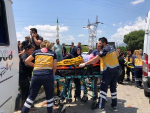 Aydın'da tarım işçilerini taşıyan minibüsle kamyonet çarpıştı, 9 kişi yaralandı