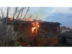 Silivri'de ahşap ev yangını