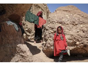Afganistan'da binlerce aile mağaralarda yaşam mücadelesi veriyor