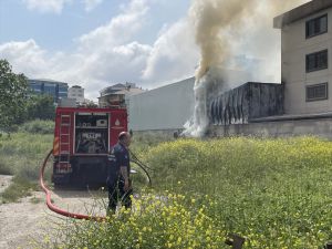 Ataşehir'de mobilya fabrikasındaki yangın söndürüldü