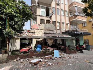 Antalya'da apartman dairesinin balkonu çöktü, 1 kişi hafif yaralandı