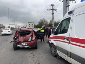 Bolu'da kamyonun çarptığı otomobildeki 4 kişi yaralandı