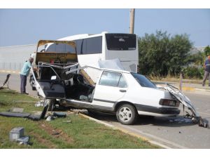 Antalya'da otomobilin refüje çarpması sonucu biri ağır 2 kişi yaralandı