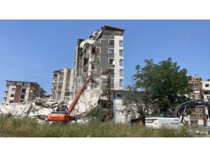 Hatay'da ağır hasarlı binaların yıkım çalışmaları sürdü