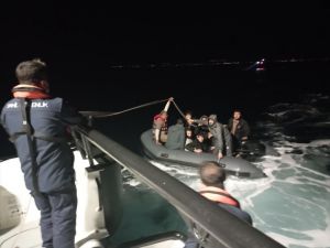 İzmir açıklarında 10 düzensiz göçmen yakalandı