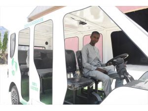 Nijerya'da üniversiteyi bırakıp hava kirliğiyle mücadele için elektrikli araç üretti