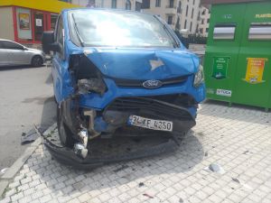 Sultanbeyli'de minibüs ile otomobilin çarpıştığı kazada 2 kişi yaralandı
