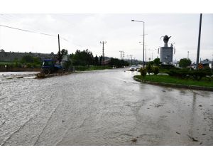 Samsun'da sağanak sonucu oluşan sel nedeniyle su baskınları meydana geldi