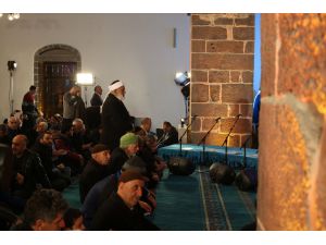 Teröristlerin yaktığı cami ibadete açıldı