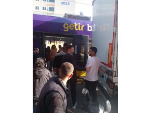 Zeytinburnu'nda tramvay tırın dorsesine çarptı