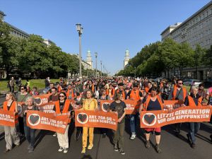 Berlin’de çevreci grup "Son Kuşak"a destek için yürüyüş düzenlendi