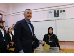 Eski Adalet Bakanı Abdulhamit Gül, Gaziantep'te oyunu kullandı: