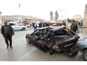Malatya'da minibüs kırmızı ışıkta bekleyen araçlara çarptı, 7 kişi yaralandı