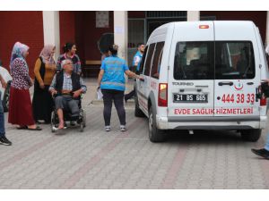 Diyarbakır'da engelli ve hasta seçmenler ekiplerin yardımıyla oy kullandı