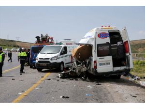 GÜNCELLEME - Sivas'ta tır ile yolcu minibüsünün çarpıştığı kazada 4 kişi öldü