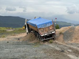 Karabük'te toprak yığınlarına çarpan tırın sürücüsü yaralandı