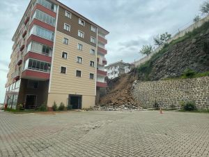 Trabzon'da istinat duvarının çökmesi sonucu 2 otomobil zarar gördü