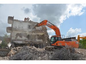 Afşin'de ağır hasarlı yapıların yıkımına başlandı