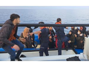İzmir açıklarında 27 düzensiz göçmen kurtarıldı